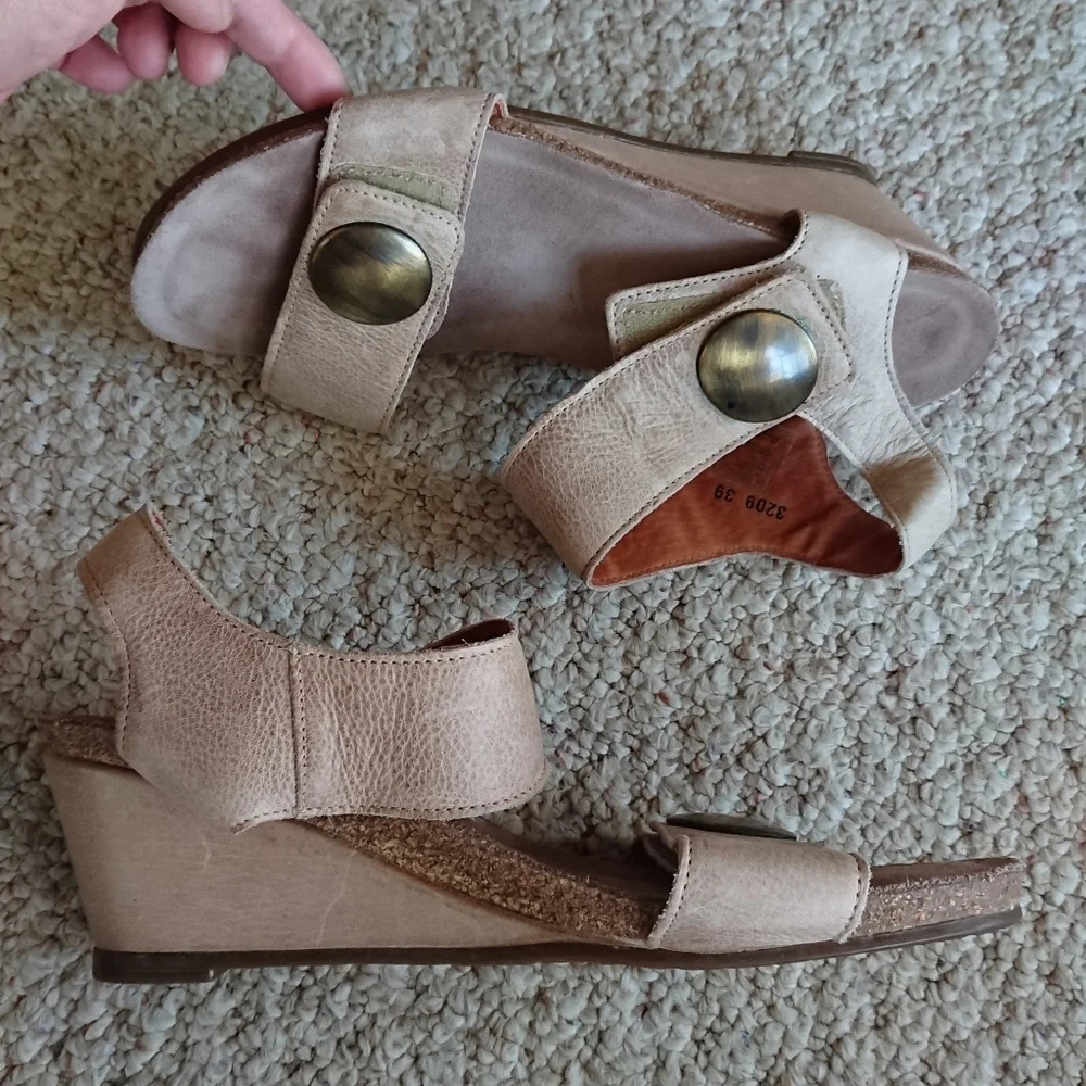 Taos Footwear the Carousel 3 Leather Ornamented Wedge Sandals size 8.5